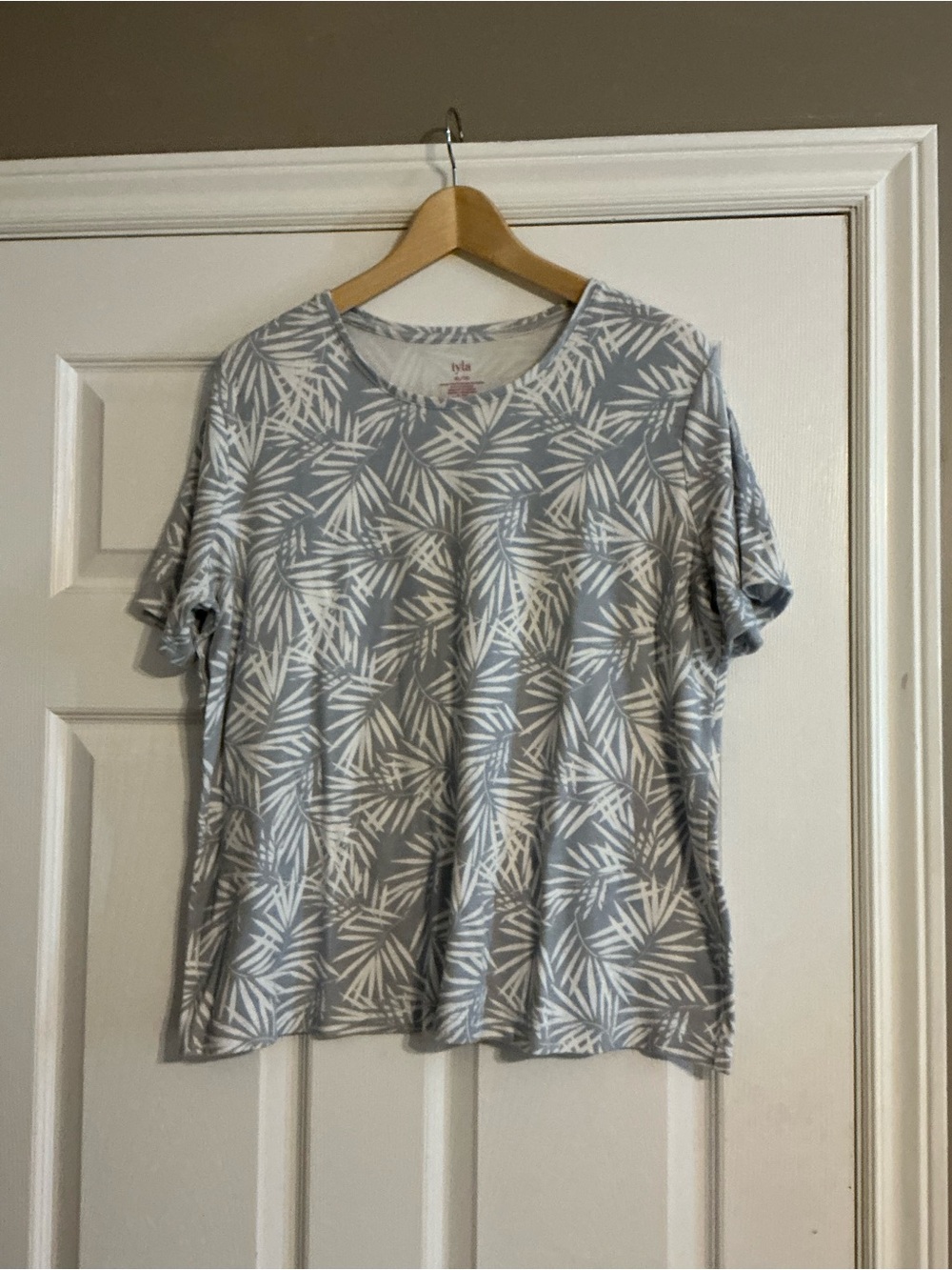 Light Lavender & White Palm Print Tee by Ilya
